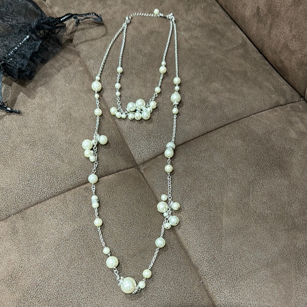 White house black market Elegant Pearl and Silver Necklace